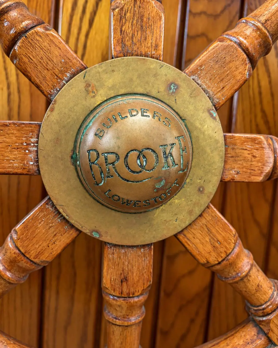 Timone in legno del Katya 1929 con il mozzo in ottone dei costruttori Brooke di Lowestoft